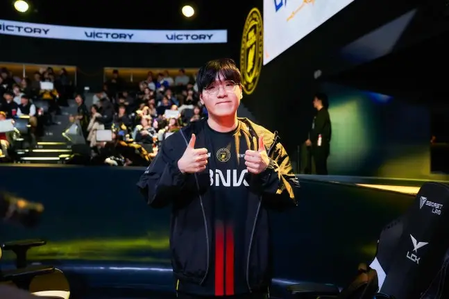 Kellin：刚出道就和GALA很亲近，Xun游走路线和团战站位很好